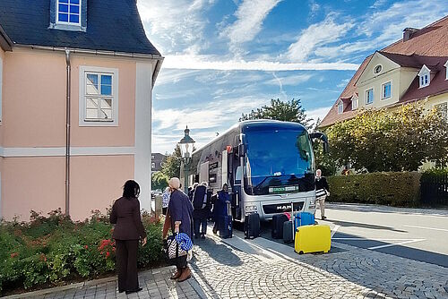 Vor dem Gäste-und Tagungshaus Komenský: Ausladen des Gepäcks aus dem Bus der niederländischen Teilnemerinnen und Teilnehmer der Synode 