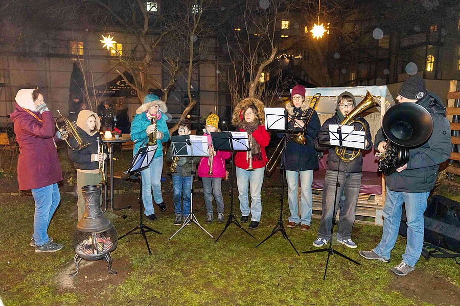 Bläser spielen im Sternengarten
