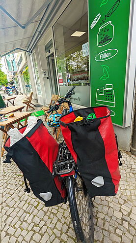 Fahrrad mit Taschen bepackt mit Lebensmitteln aus einem Unverpackt-Laden