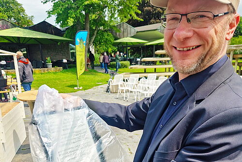 Jens Bauer schützt vorsichtshalber seine Noten mit einem Foliebeutel