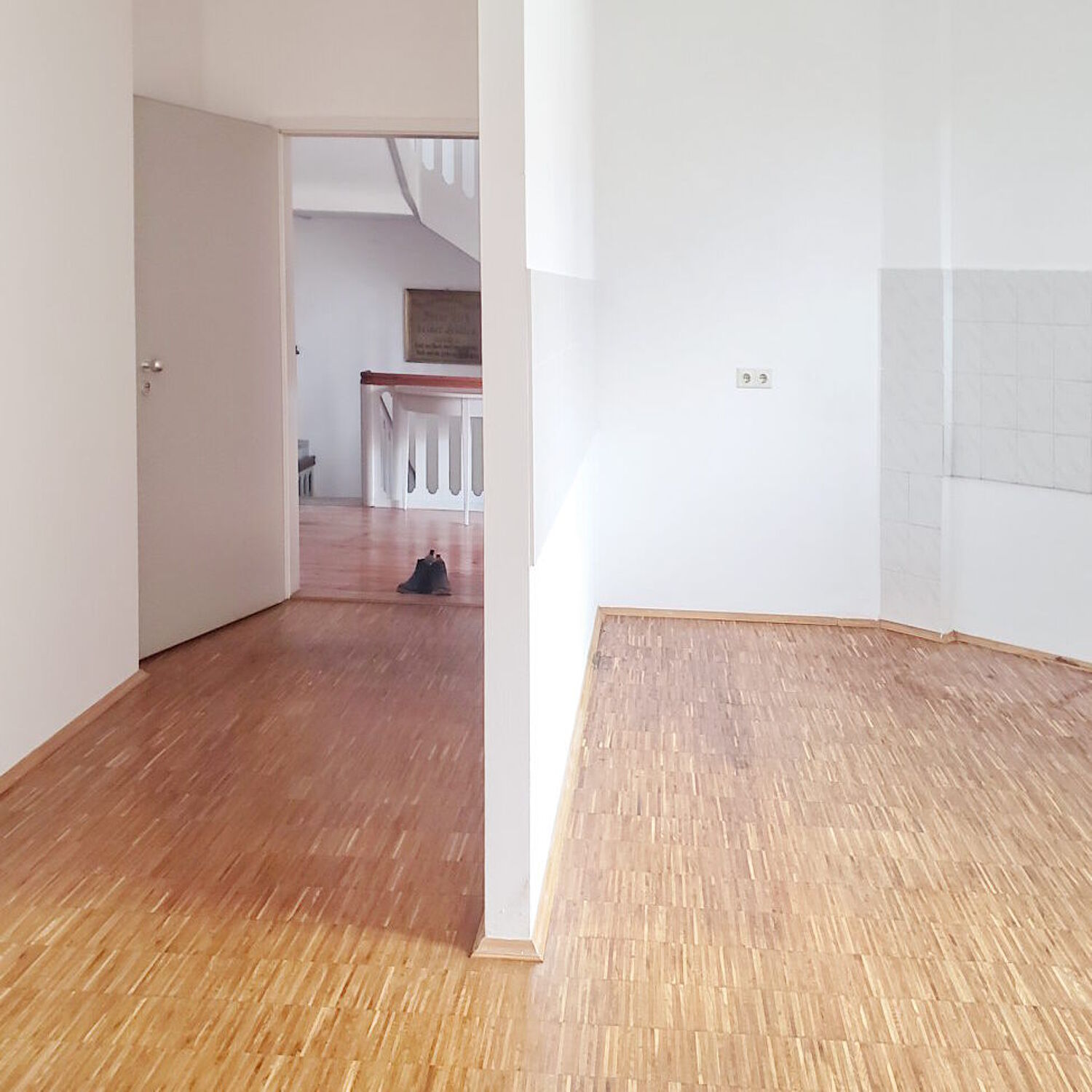 Blick in die Küche und den Flur