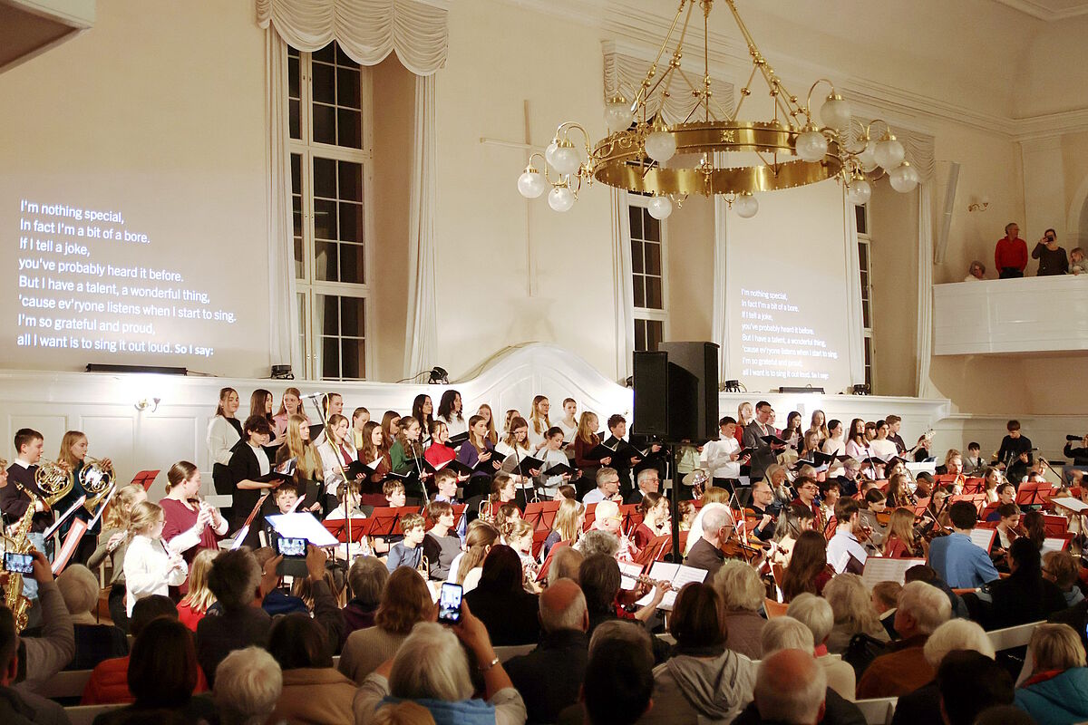 Schülerchor und -orchester beim Konzert im Kirchensaal Königsfeld