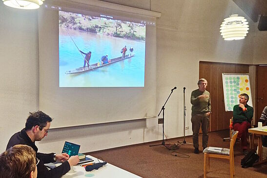 Ulrich Epperlein steht neben einer Beamer-Projektion und berichtet aus Nikaragua