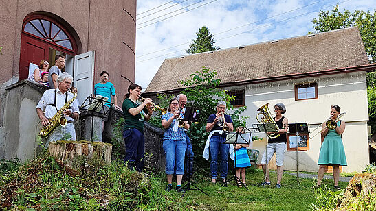 kleiner Bläserchor im Kirchgarten von Zelesny Brod