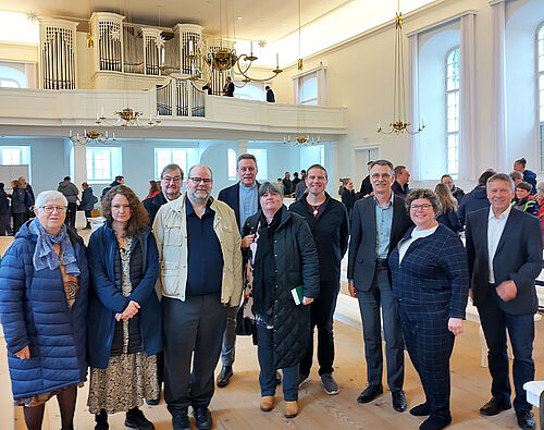Gruppenfoto im Kirchensaal mit den sieben Gästen aus Göteborg und Geschwistern Vogt sowie Bruder Raimund Hertzsch