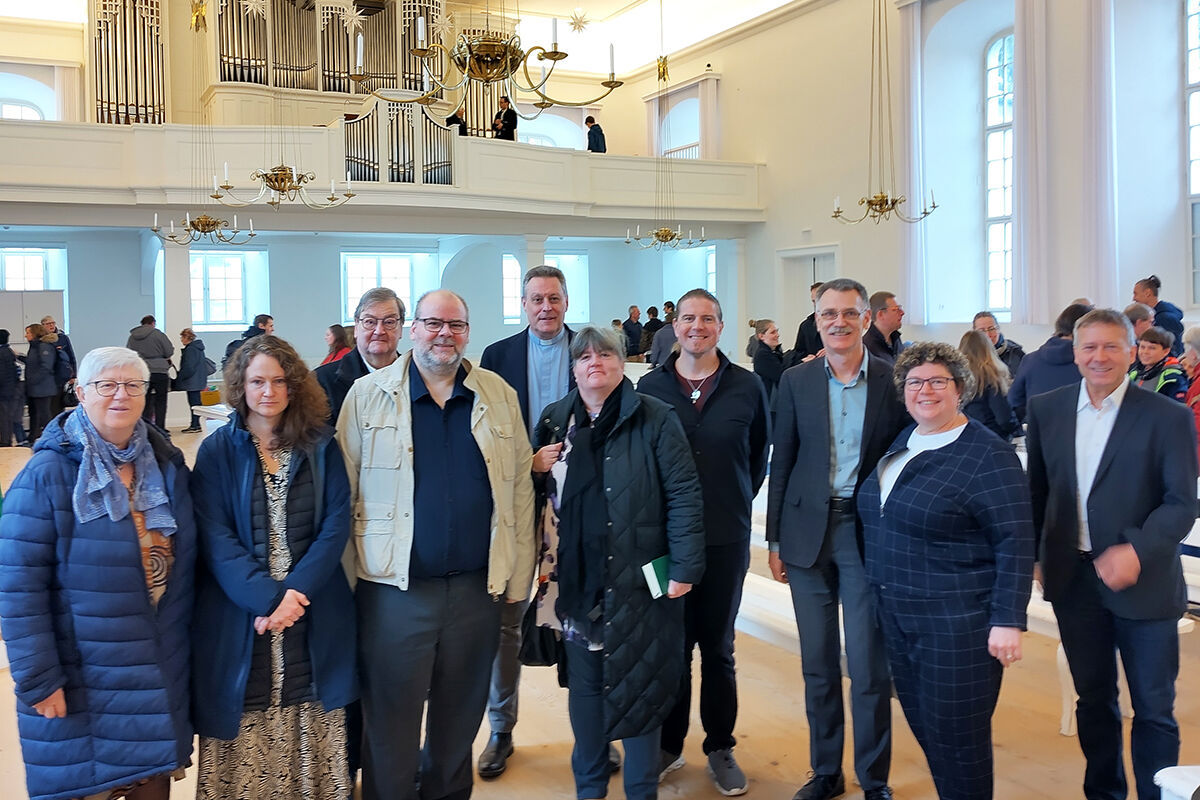 Gruppenfoto im Kirchensaal mit den sieben Gästen aus Göteborg und Geschwistern Vogt sowie Bruder Raimund Hertzsch