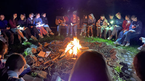 Jugendliche am Lagerfeuer