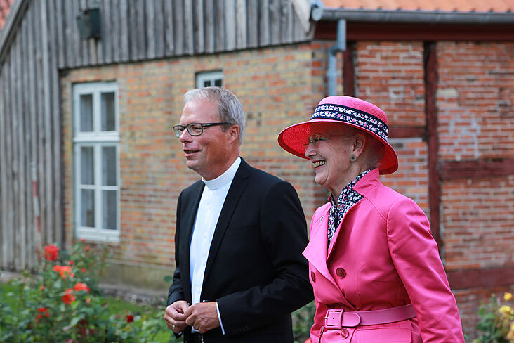 Pfarrer Jørgen Bøytler mit Königin Margrethe II.