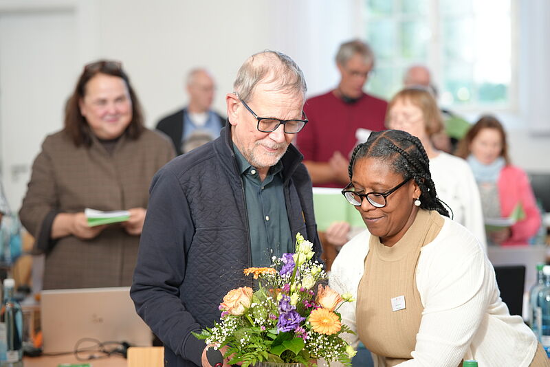 Jacqueline Helstone überreicht Theodor Clemens einen Blumenstrauß