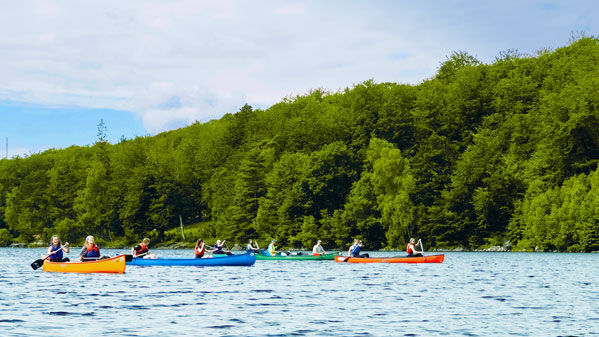 Kanus auf dem Wasser