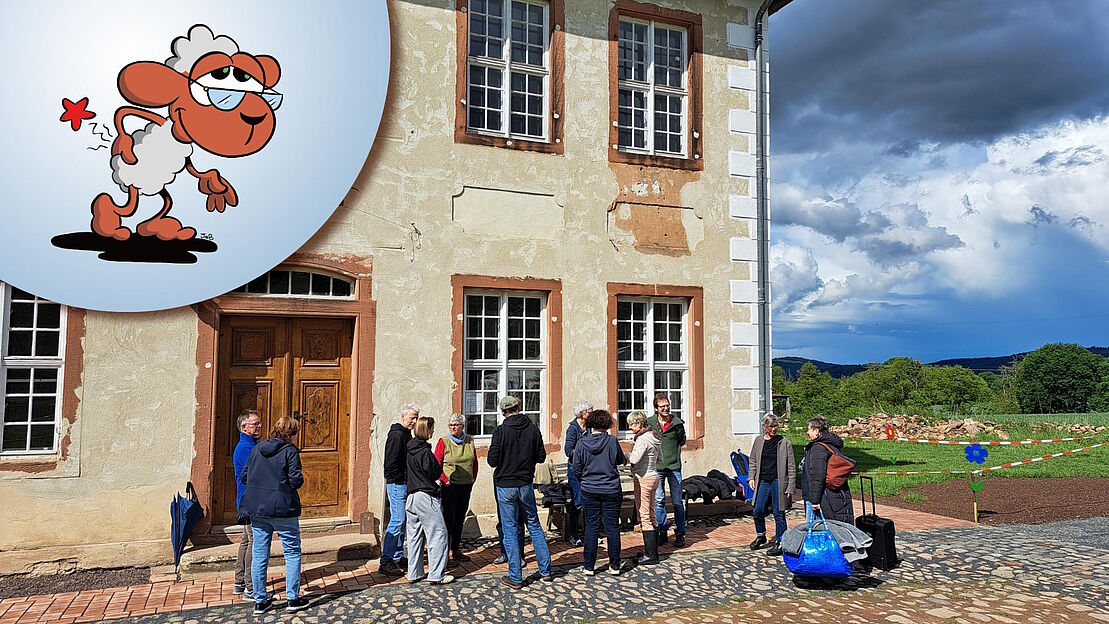 Gruppe Teilnehmende vor dem Grafenhaus (Lichtenburg) stehend