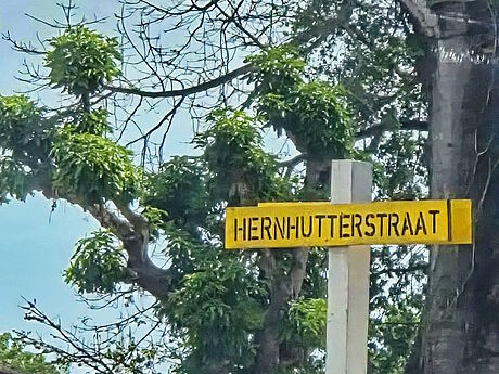 Starßenschild mit Aufschrift "Herrnhutterstraat"