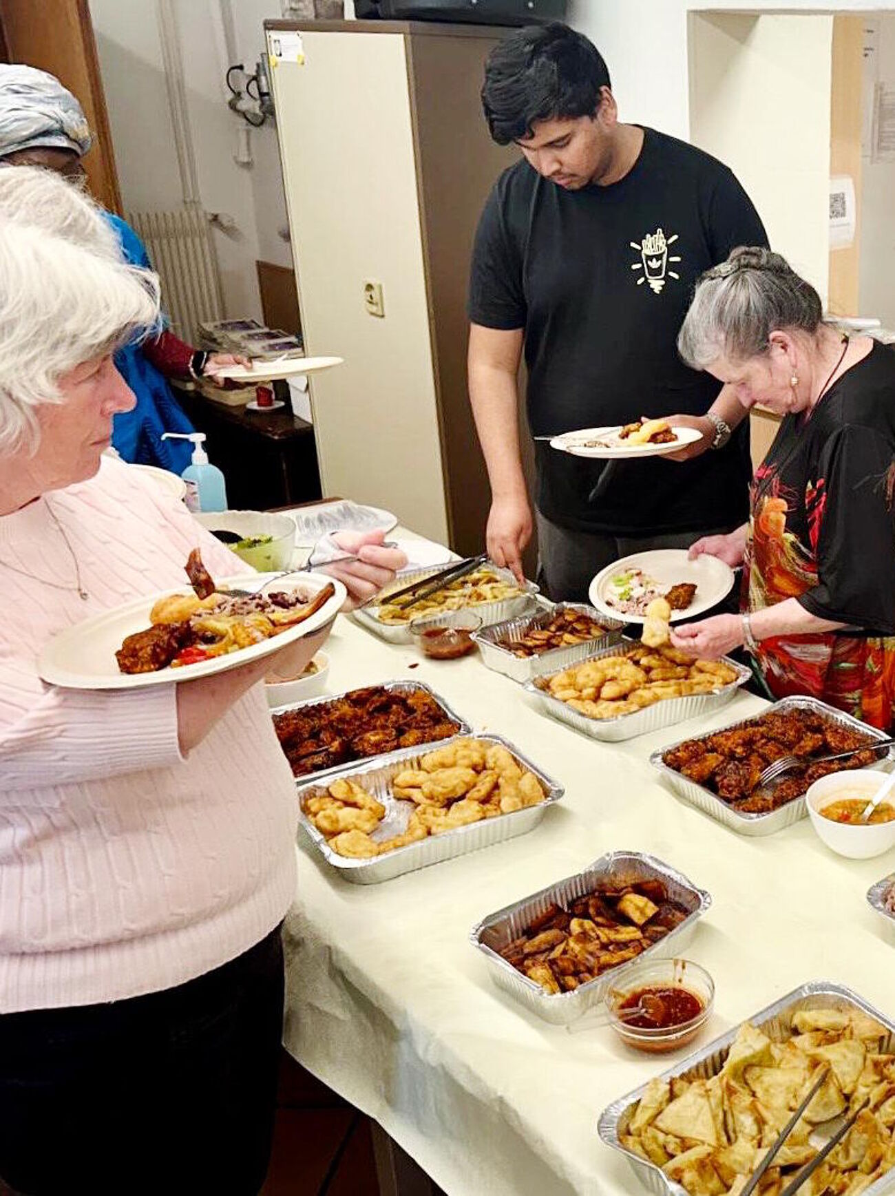 Teilnehmende bedienen sich am Buffet