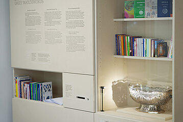 Ausstellungsregal mit der Losungsschale