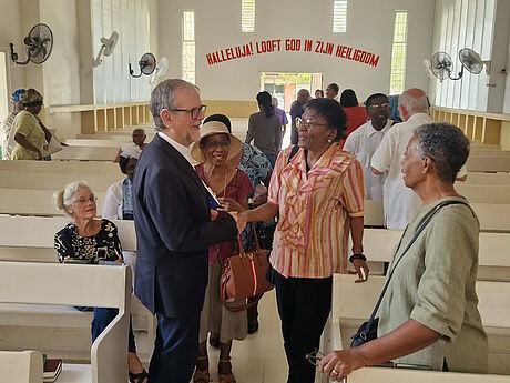 Bischof Theodor Clemens im Gespräch mit zwei Schwestern aus der Gemeinde.