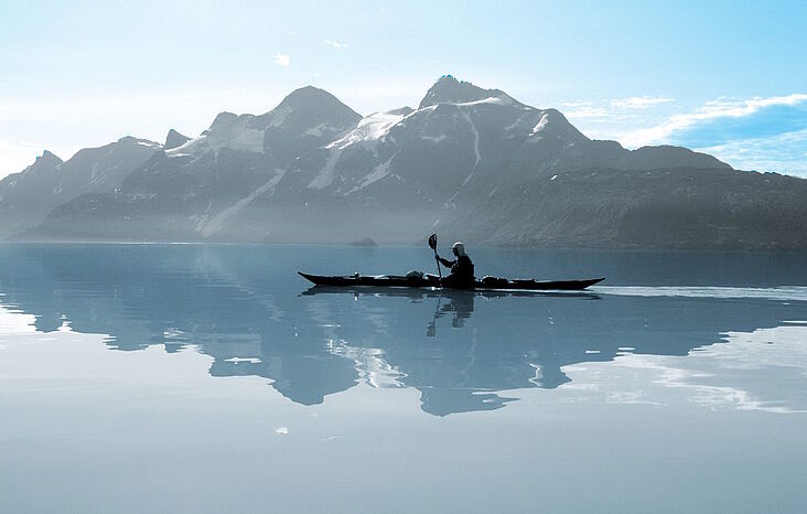 Kajakfahrer vor Bergkulisse