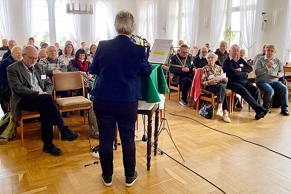 Ulrike Riecke stellt ihr neues Buch über die Geschichte des Schwesternhauses in Kleinwelka vor