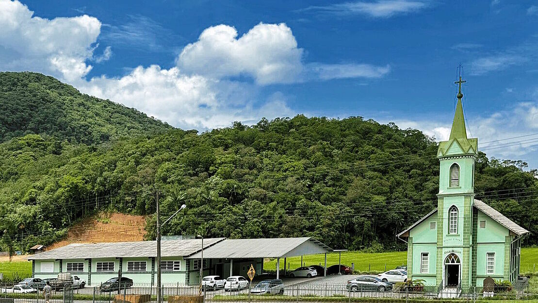 Ansicht von Santa Catarina (ehem. Brüderthal), Friedhof und Kirche bei schönem Wetter mit leicht bewölktem Himmel