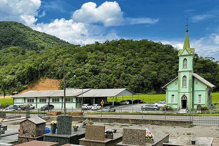Ansicht von Santa Catarina (ehem. Brüderthal), Friedhof und Kirche bei schönem Wetter mit leicht bewölktem Himmel