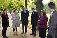 Stanislaw Tillich und seine Gattin in Herrnhut. Pfarrerin Jill Vogt (rechts) erklärt die Besonderheiten des Gottesackers.