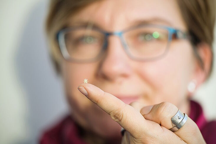 Auf dem Zeigefinger von Katja Ruppert liegt der winzige Herrnhuter Stern