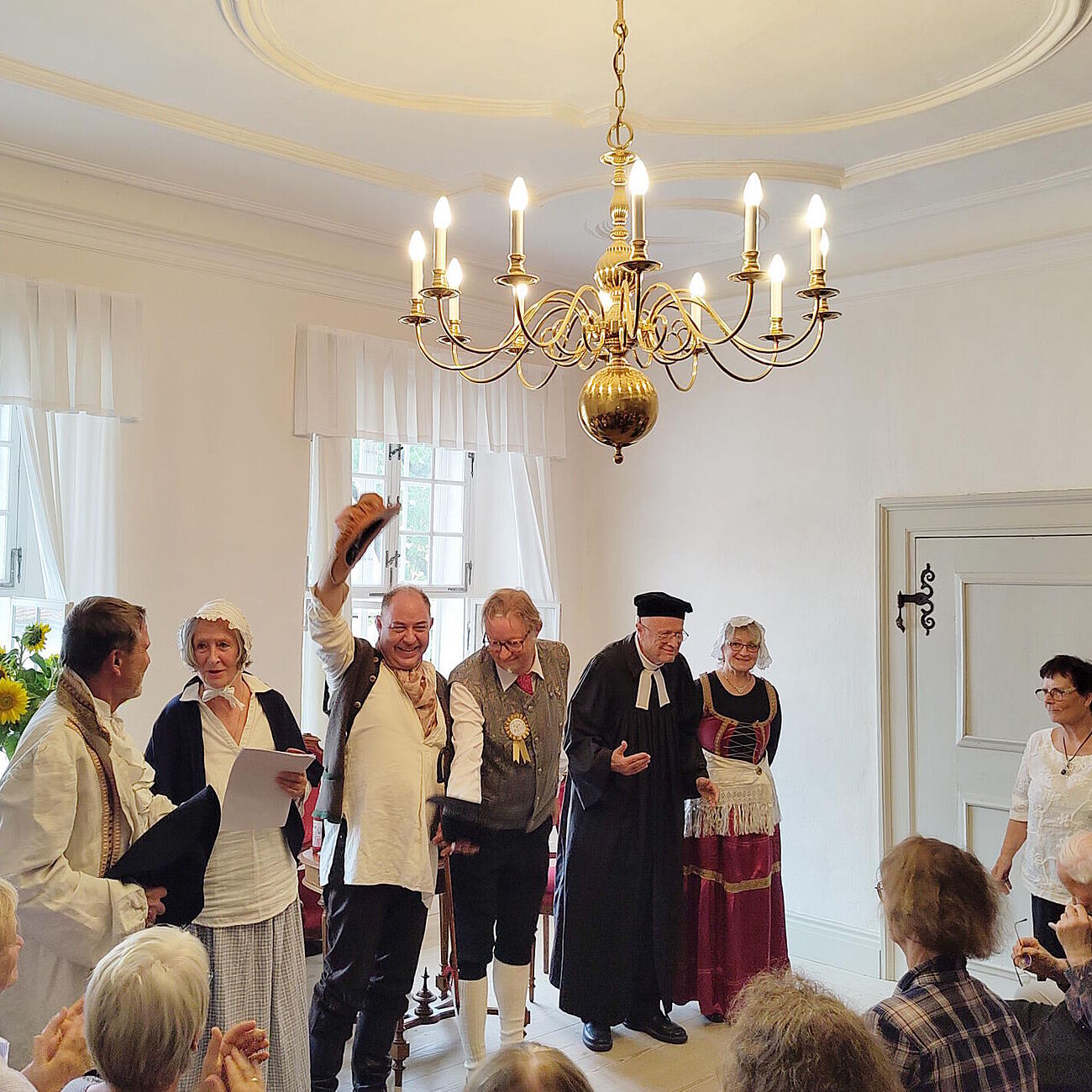 Schauspieler und Autorin vor den Besuchern stehend; sie erhalten Applaus