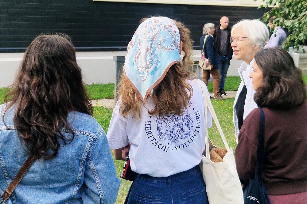 Drei Teilnehmerinnen der Volunteers von hinten zu sehen in Betrachtung des Konrad-Wachsmann-Hauses