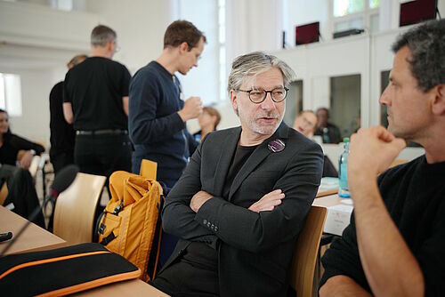 Zwei Männer mit schwarzer Bekleidung