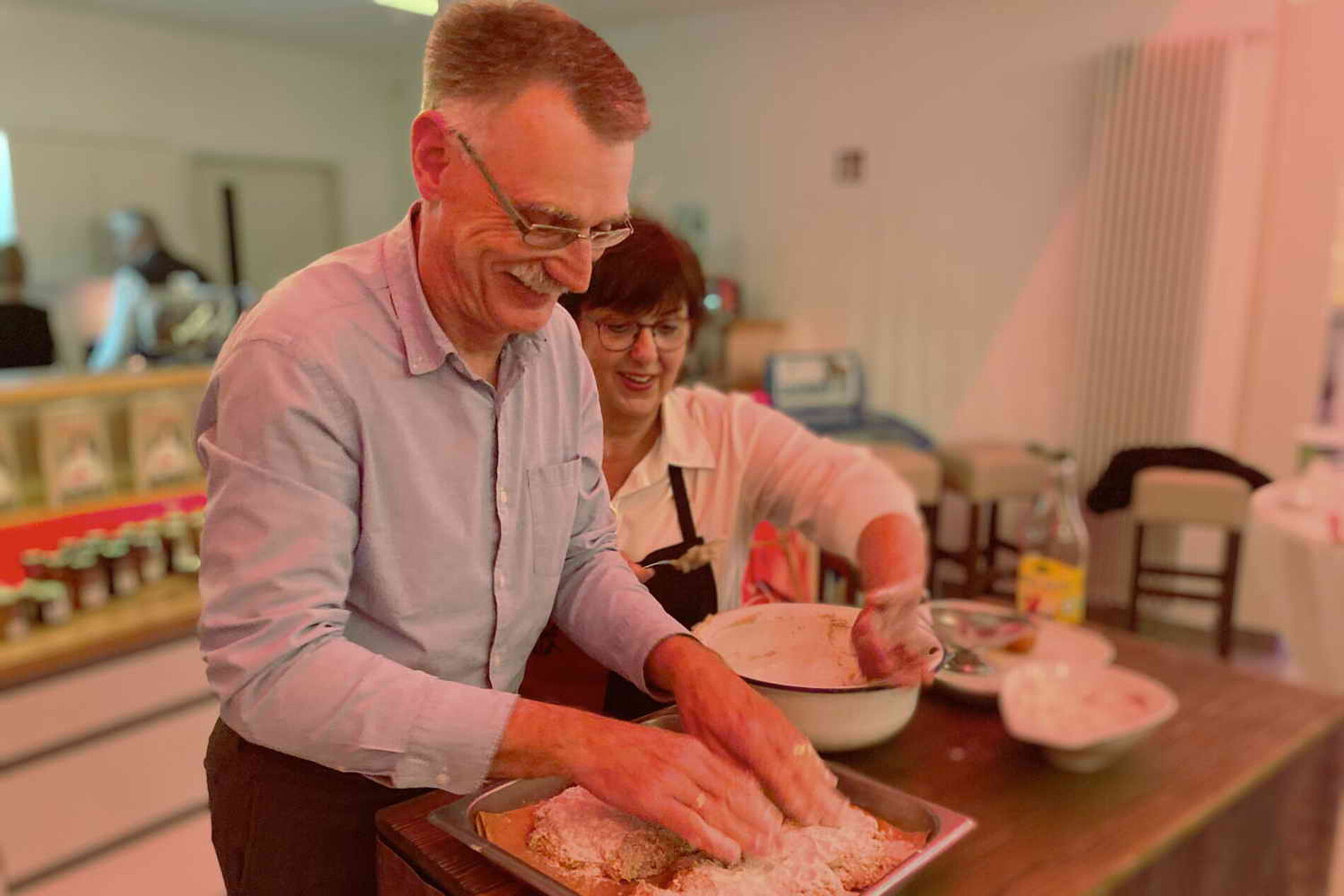 Peter Vogt und Carola Arnold beim Zubereiten der Speisen