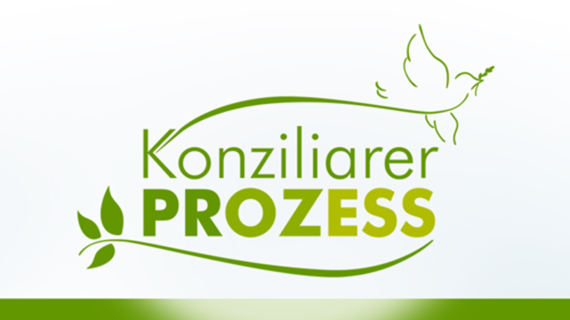 Logo des Konziliaren Prozesses: links unten grüne Blätter, rechts oben fliegende Taube, in der Mitte der Schriftzug