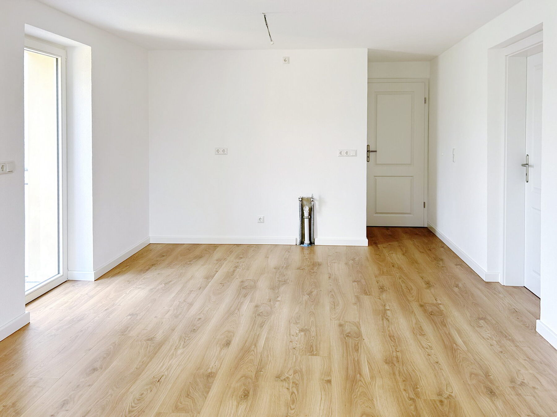 Wohnküche mit Blick Richtung Flurtür