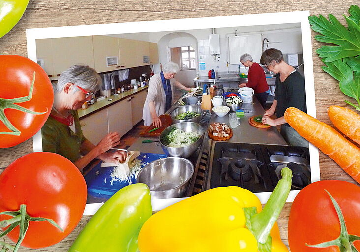 Menschen in Küche beim gemeinsamen schneiden von Obst