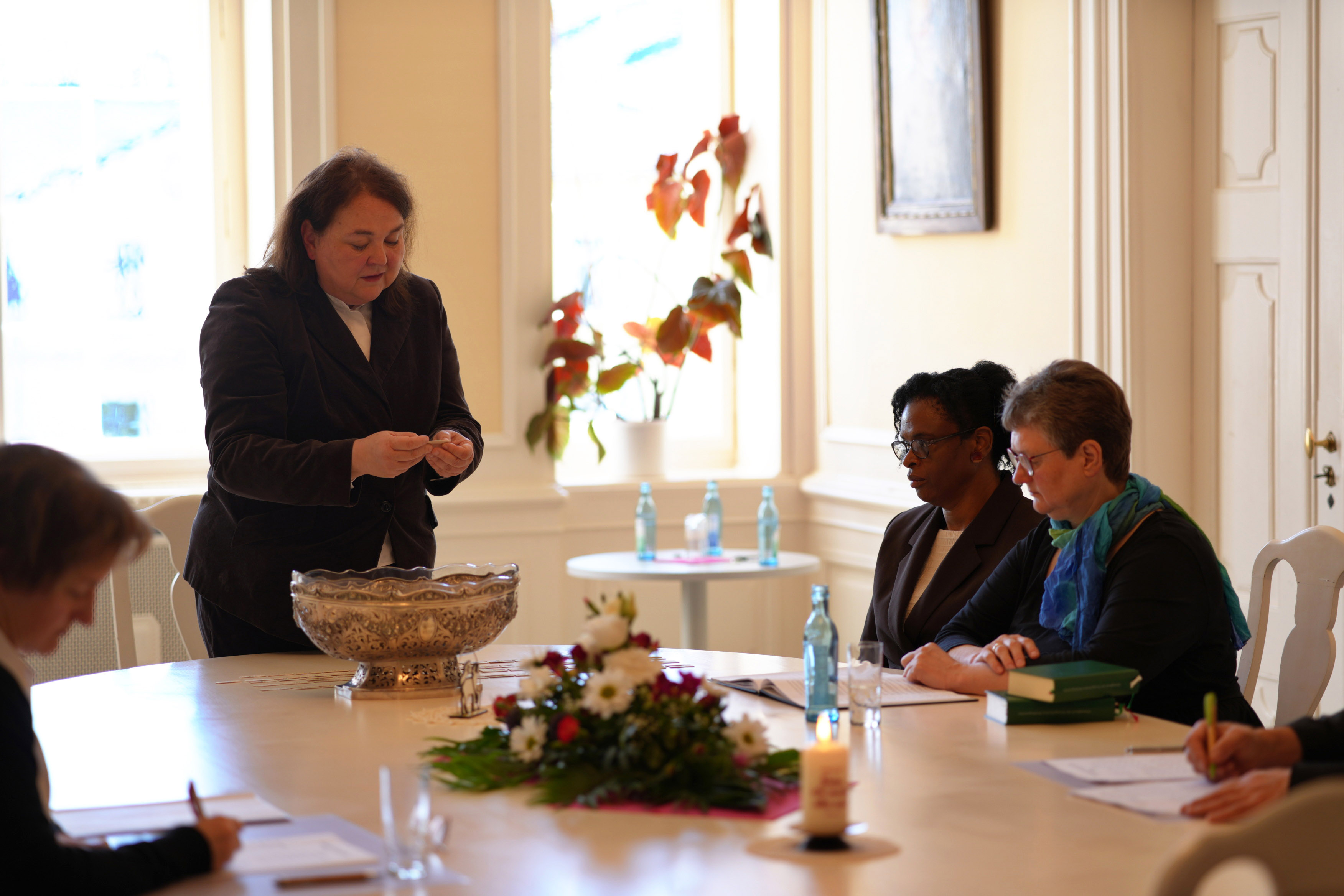 Veronika Ullmann zieht ein Los aus der Losungsschale