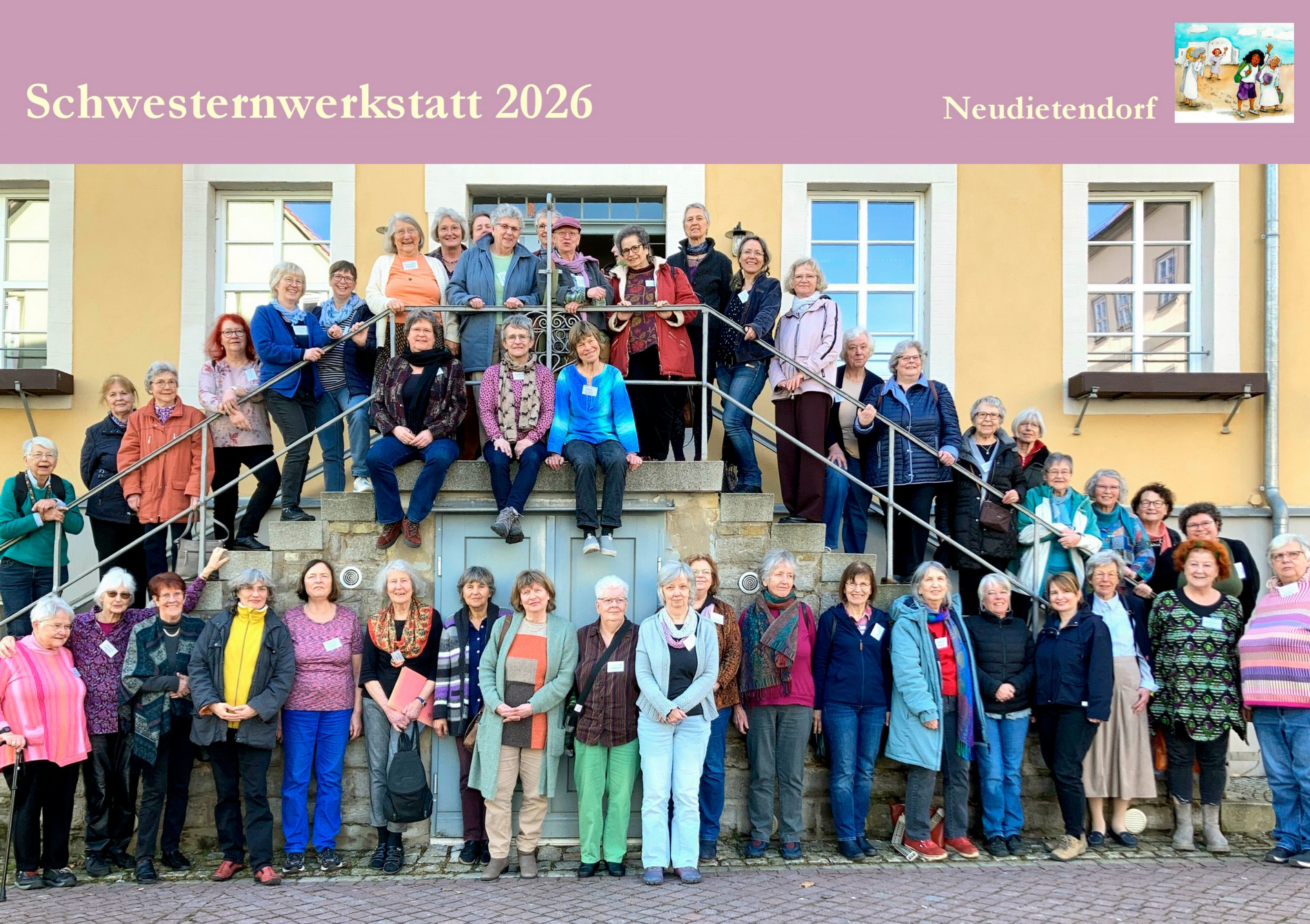 Gruppenbild: Teilnehmerinnen der Schwesternwerkstatt auf der Treppe des Zinzendorfhauses in Neudietendorf stehend.